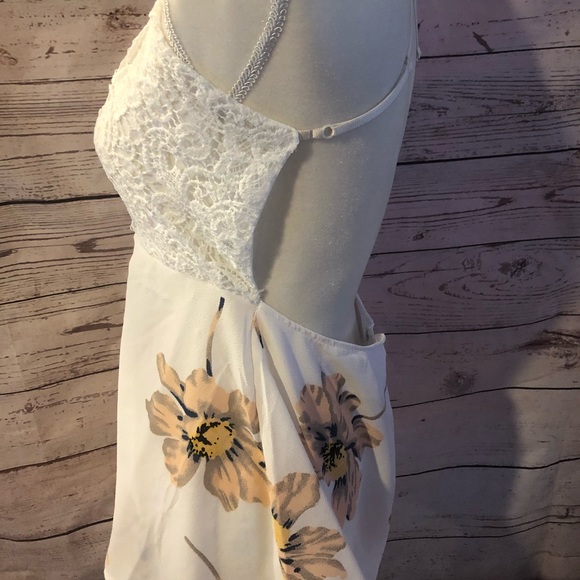 Women’s Floral Romper - Picture 4 of 4